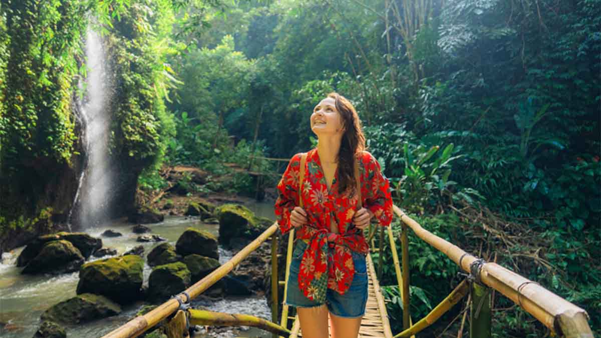 mulher a viajar num destino tropical